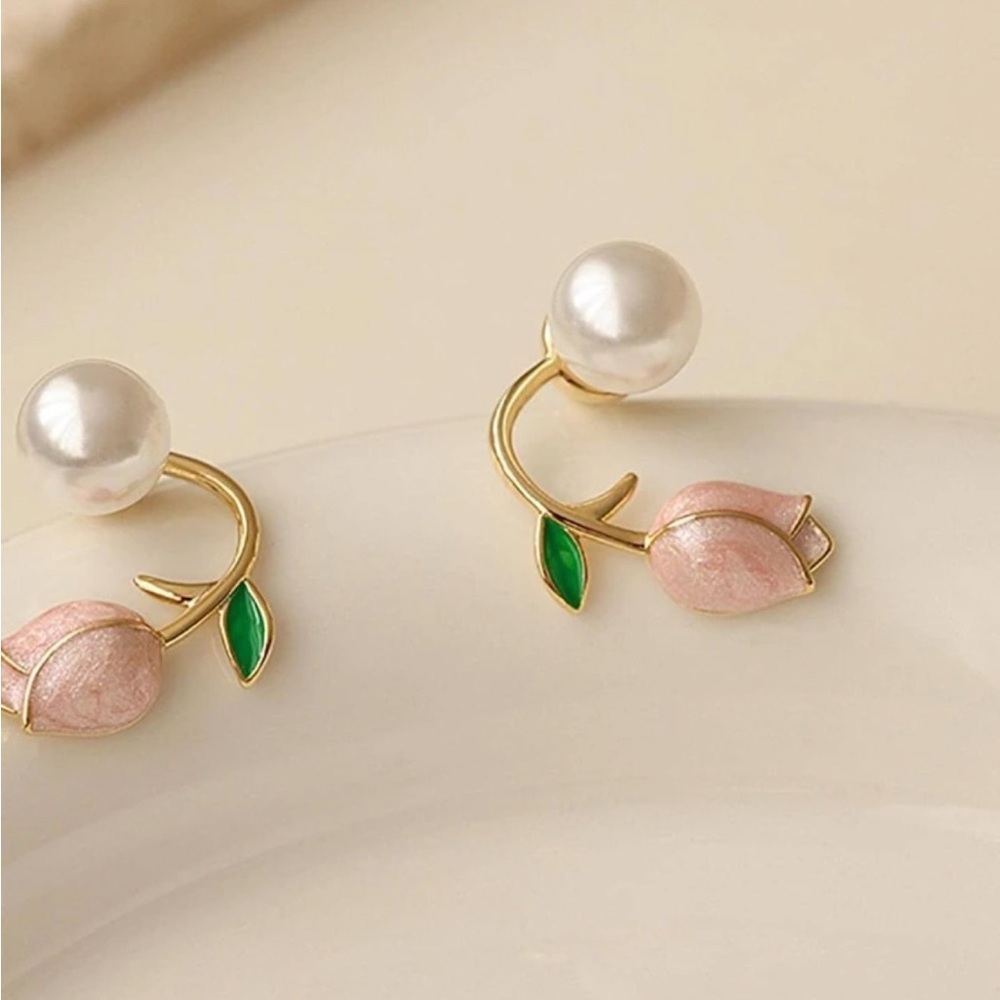 ✨ Tulip Pearl Décor Stud Earrings - Picture 5 of 6